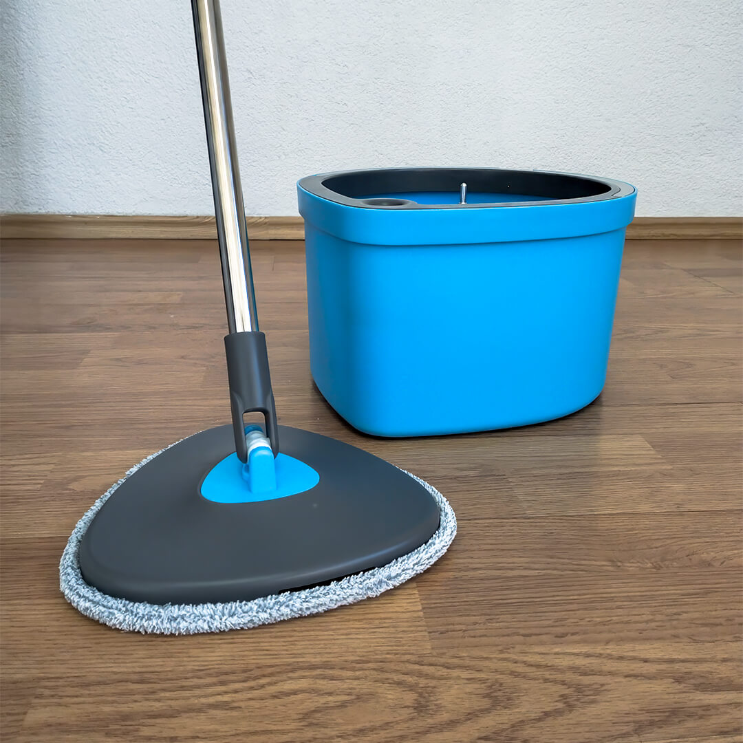 Spin mop dual chamber